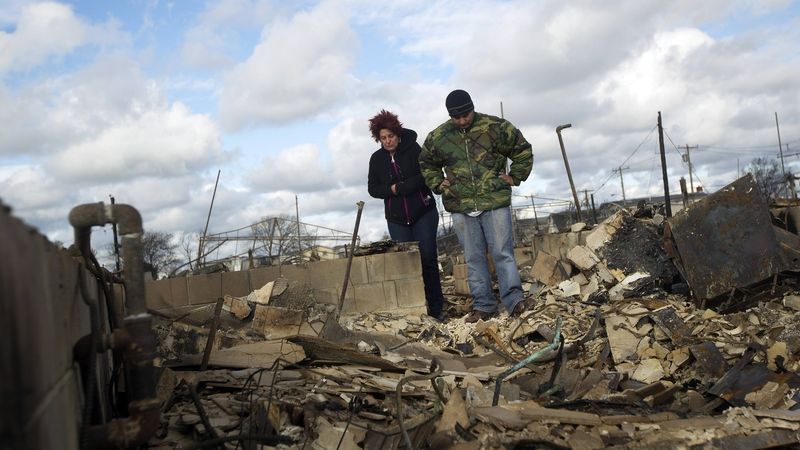 Lidé v ruinách domů v Breezy Point v newyorském Queensu, který v bouři postihl požár.