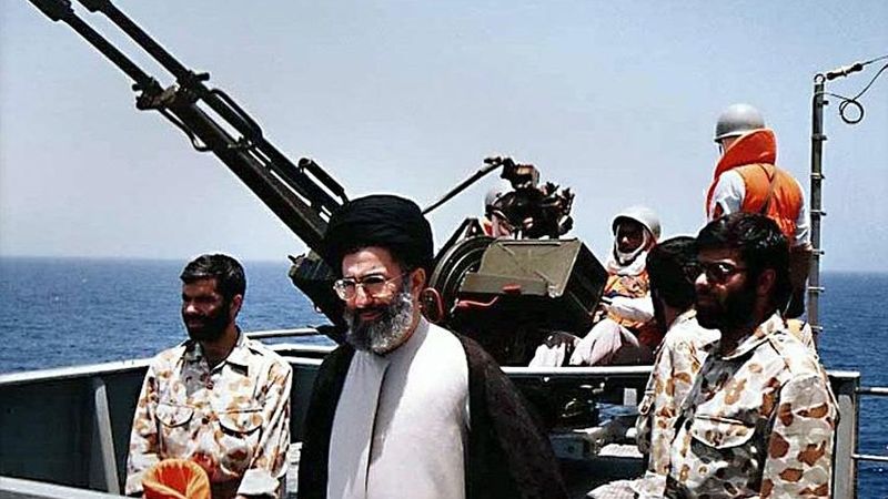 Vrchní íránský duchovní ajatolláh Alí Chameneí (uprostřed) přihlíží manévrům námořnictva v Perském zálivu.