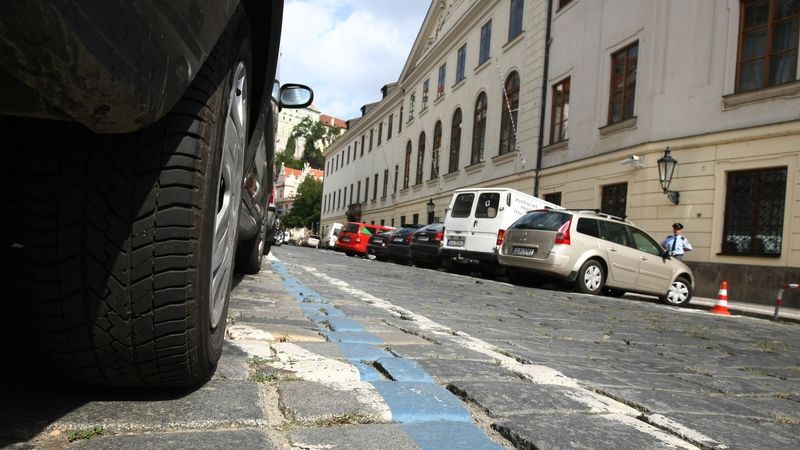 Zónám placeného stání (ZPS) se v Praze říká „modré”, protože jsou na vozovce vyznačeny modrými čarami.