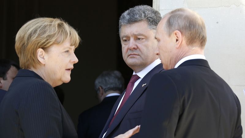 Německá kancléřka Angela Merkelová, budoucí ukrajinský prezident Petro Porošenko (uprostřed) a Vladimir Putin při setkání ve Francii 