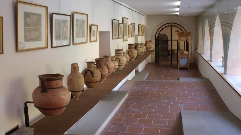 Na klášter sv. Neophyta navazuje muzeum. Vystavené vázy jsou z doby geometrické.