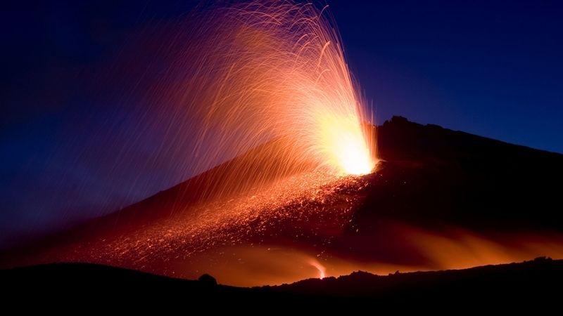 Etna opět chrlí lávu