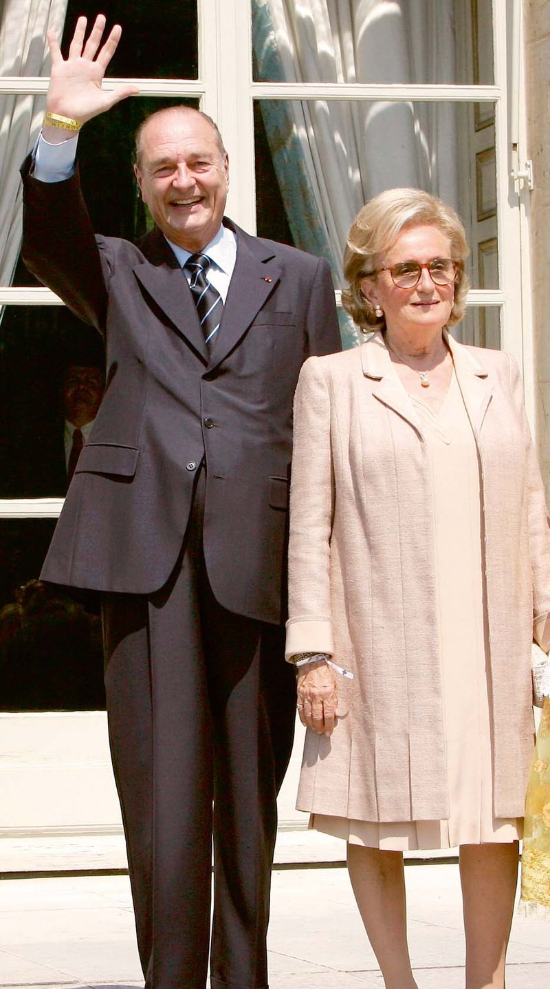 V dobách, kdy byl její manžel ve funkci, se Chiracová oblékala mnohem usedleji.