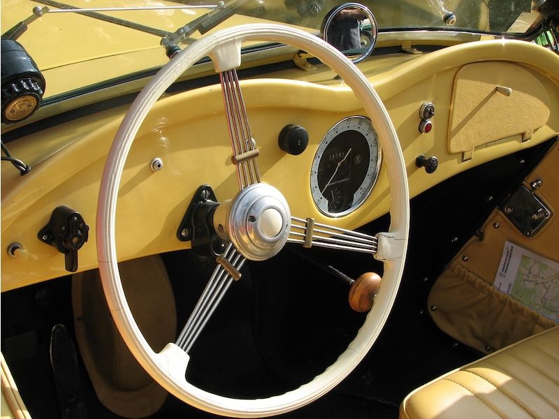 Zájemci o automobily mohou vidě zblízka detaily interiérů i exteriéru vozidel.
