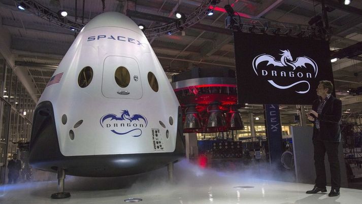 Elon Musk ze společnosti SpaceX při představování lodi Dragon V2 