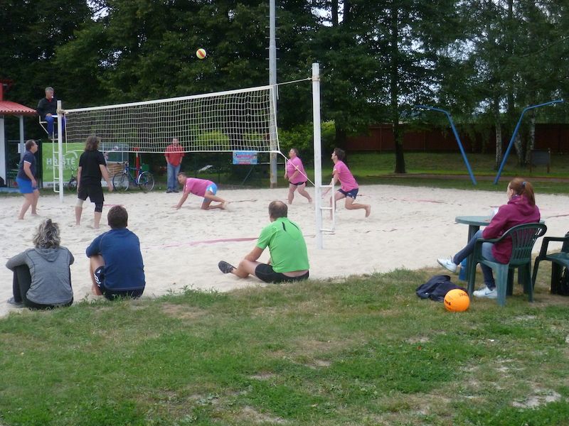 Na volejbalovém kurtu bylo hráčům teplo jako na pláži, za jeho hranicí se však nepočetní diváci třásli zimou.