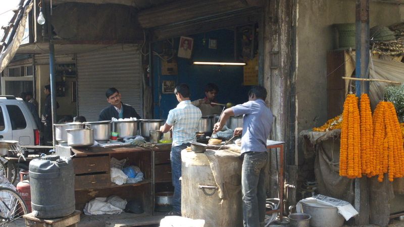 Příprava jídla prodávaného na ulici ve čtvrti Pahar Ganj v Dillí