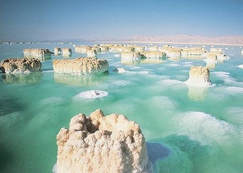 Mrtvé moře obklopuje Izrael, Jordánsko a území Západního břehu Jordánu. Díky unikátním přírodním podmínkám jsou jeho vody jedny z nejslanějších na světě.