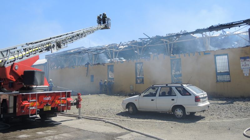 Hasiči likvidují požár v kroměřížském skladu hutního materiálu.