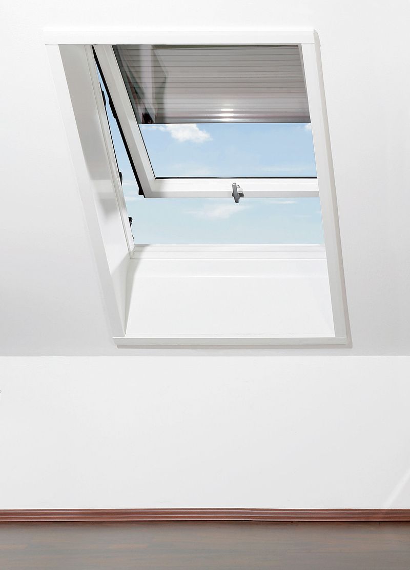 Předokenní lamelová roleta kompletně zatemní interiér, ale současně i chrání před slunečními zisky. Navíc v zimě snižuje energetické ztráty okna.