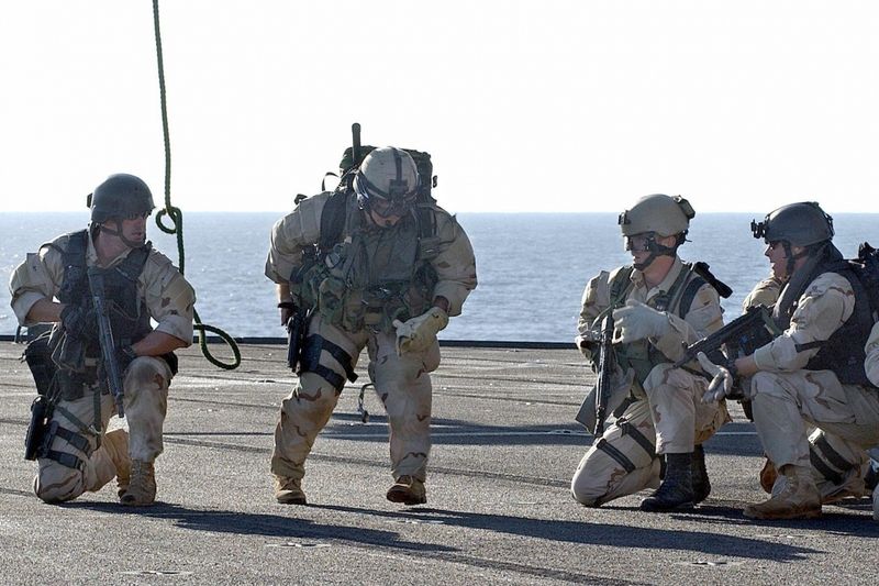 Jednotka SEAL při výcviku na palubě výsadkové lodi USS Mount Whitney