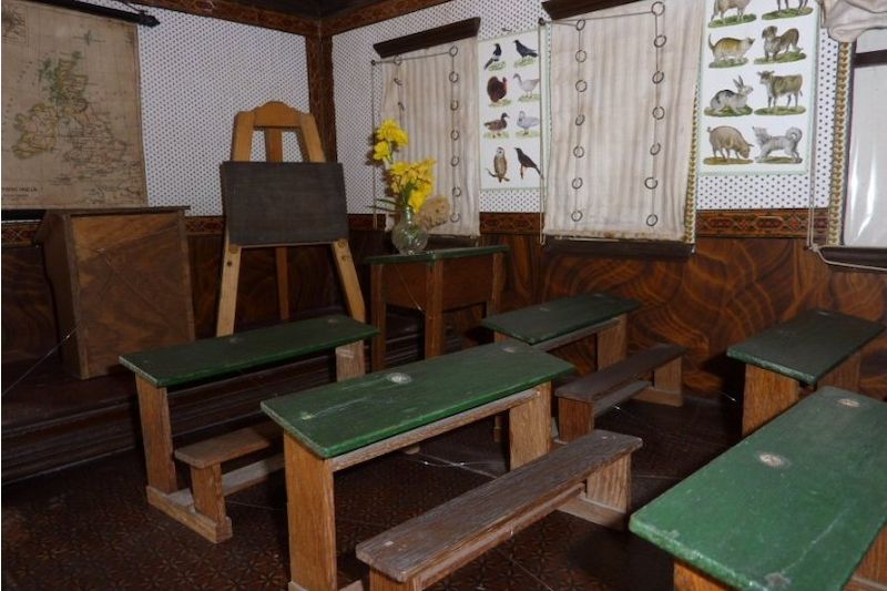 Hračka školní třídy s tabulí, katedrou, lavicemi i vyučovacími pomůckami. To vše v prostoru o velikosti zhruba 80 x 50 x 45 cm.