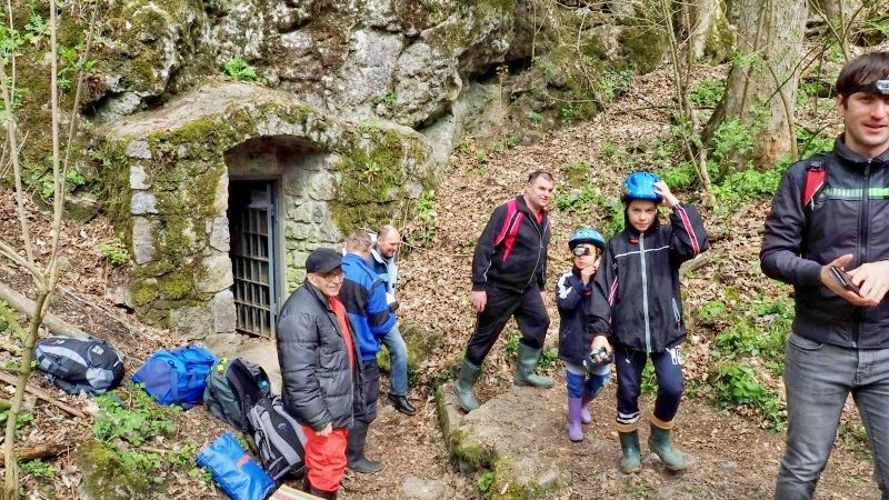 Vstup do Ochozské jeskyně v neděli doslova praskal ve švech - jedna skupina se míjela za druhou.