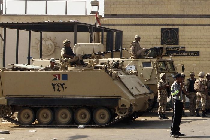 Egyptská armáda hlídkuje v ulicích Káhiry