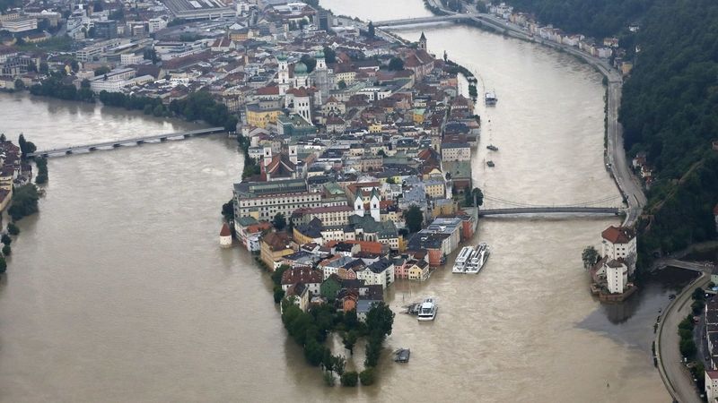 Letecký záběr soutoku tří řek v Pasově. Zcela vpravo je vidět, že nejmenší Ilz přináší do Dunaje vodu znečištěnou ropou. 