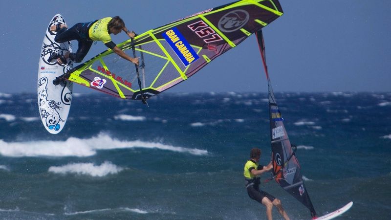 Windsurfingu se Češi mohou oddávat na Balatonu či Kanárských ostrovech. 