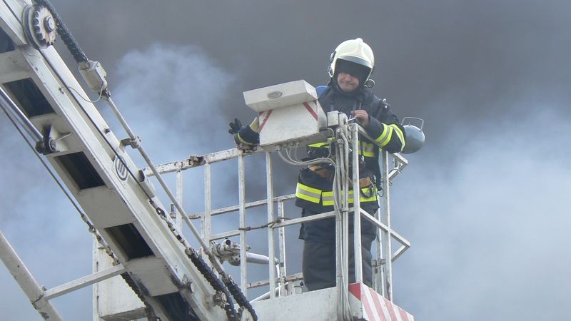 Požár bytu v paneláku v pražských Řepích, hasiči evakuovali 30 lidí