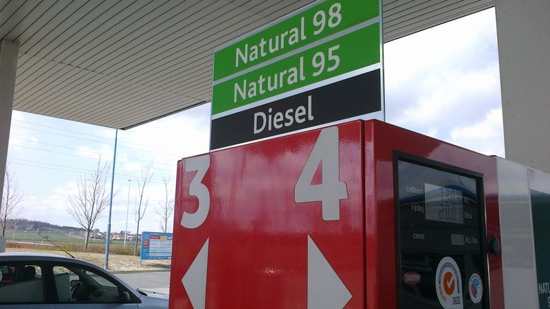 PŘEHLEDNĚ: Povolenky zdraží topení i benzín. Kolik a proč si připlatíme