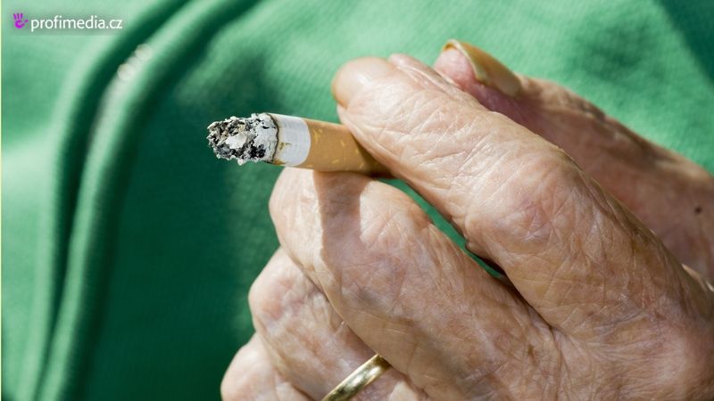 Angličanka přestala kouřit po 95 letech. 