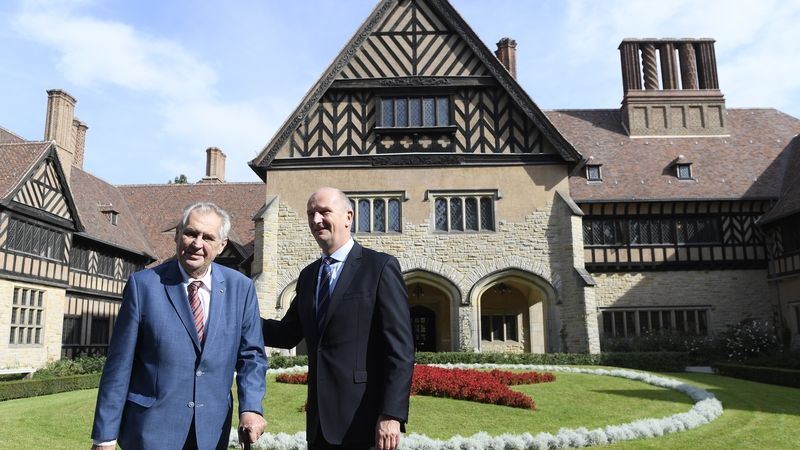 Prezident Miloš Zeman (vlevo) ss ministerským předsedou Spolkové země Braniborsko Dietmarem Woidtkem na zámku Cecilienhof v Postupimi.