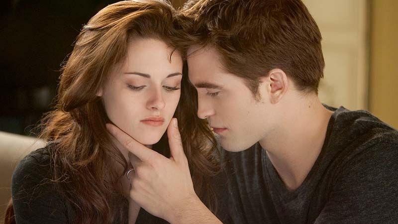 Robert Pattinson (vpravo) ve filmové sáze Twilight (Stmívání).