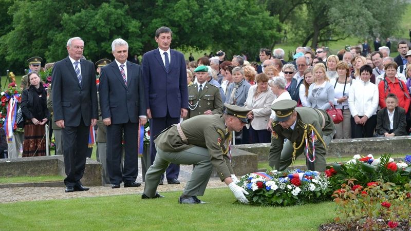 Pokládání věnců v Lidicích u hrobu lidických mužů se k 72.výročí účastní i mnozí čeští politici. Je mezi nimi předseda Senátu Milan Štech.