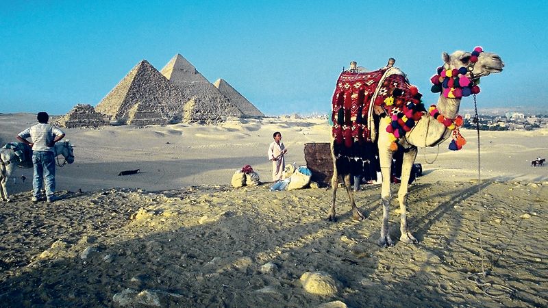 Pyramidy v Gíze, jež si nenechávají ujít ani čeští turisté, patří k nejznámějším kulturním pokladům Egypta