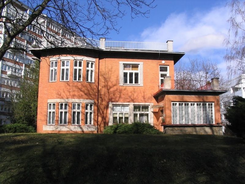 Pojetí vily J. A. Bati architekta Gahury způsobilo spor mezi bratry Baťovými. Vyústil dočasným odchodem Jana Antonína a dalších pracovníků z firmy.