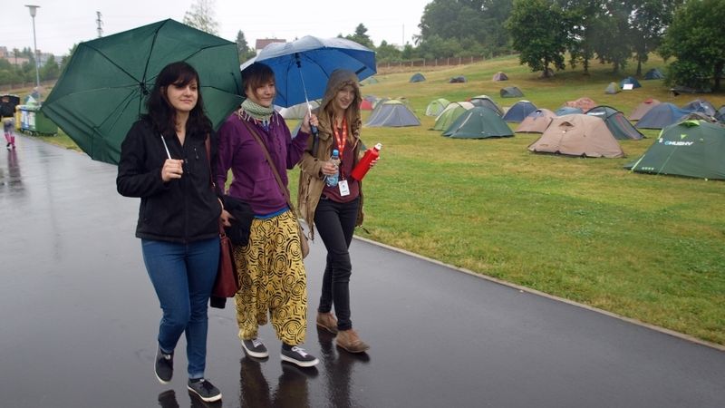 Někteří obyvatelé stanového městečka byli vybaveni deštníky, takže jim déšť vůbec nevadil. 