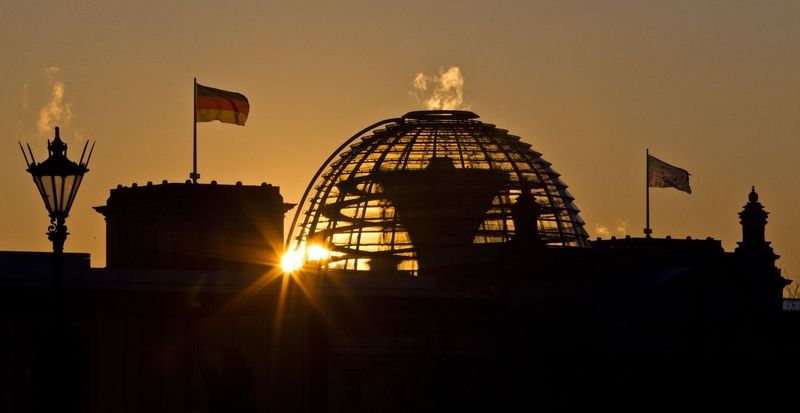 STŘEDA: Krásný, přesto mrazivý, východ slunce nad kopulí budovy berlínského Reichstagu