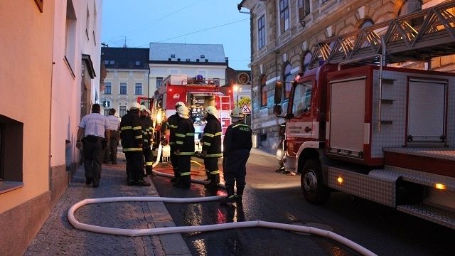 U požáru v centru Vimperku zasahovalo pět hasičských jednotek.