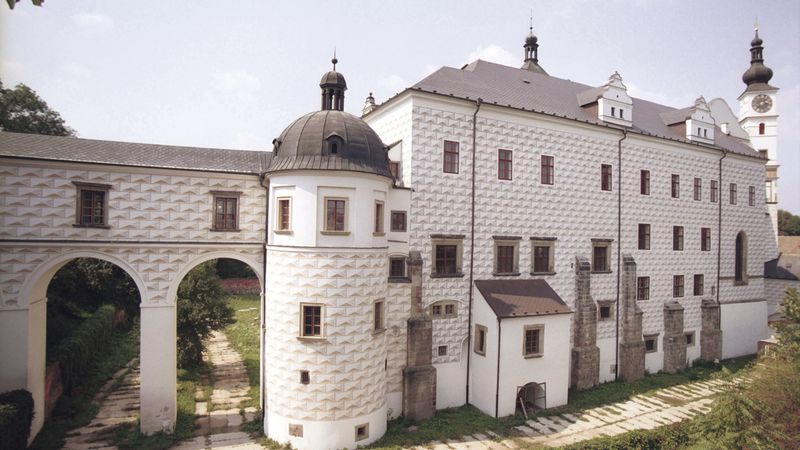 Hrad vznikl koncem 13. století, největší rozkvět zažil za renesanční přestavby na zámek.