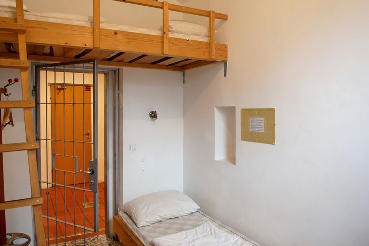 Některé pokoje slovinského hostelu jsou podobně strohé, jako bývaly vězeňské cely.