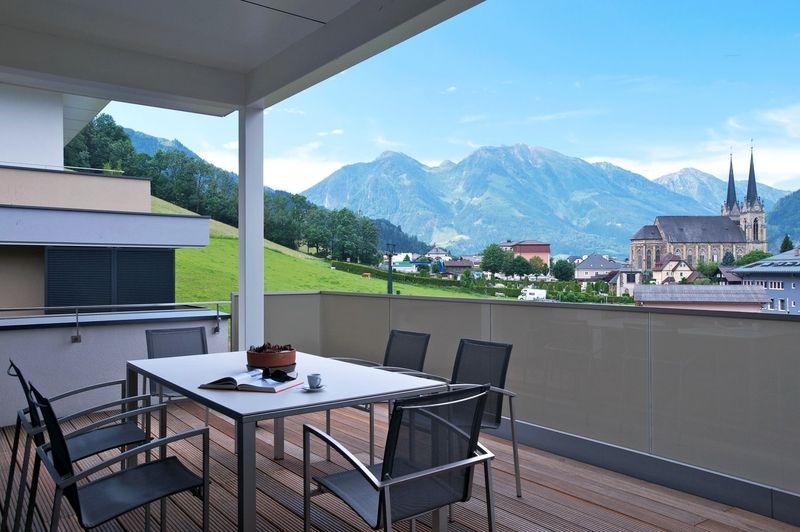 Z terasy domu je krásný výhled na horské hřebeny Alp a městečko Sankt Johann s dominantním stejnojmenným kostelem. 