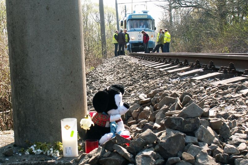 Pomníček připomínající páteční tragédii na ostravské tramvajové trati