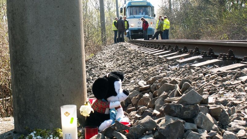 Pomníček připomínající tragédii na ostravské tramvajové trati