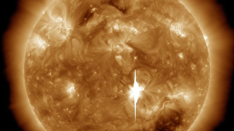 Záběr Slunce z 15. února. Jasný bod uprostřed je skvrna s číslem 1158, kde dochází k silným erupcím. 