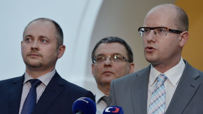 Zleva statutární místopředseda ČSSD Michal Hašek, místopředseda Lubomír Zaorálek a předseda strany Bohuslav Sobotka