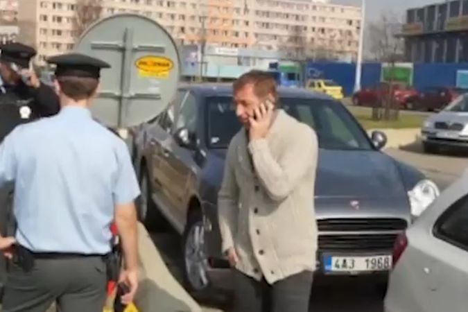 Policisté Romanu Janouškovi po nehodě nenasadili pouta a po výslechu ho pustili.