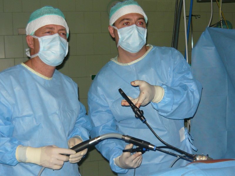 Lékaři Marek Babjuk (vlevo) a Marek Schmidt při operaci pacientky, které odstranili ledvinu s nádorem.