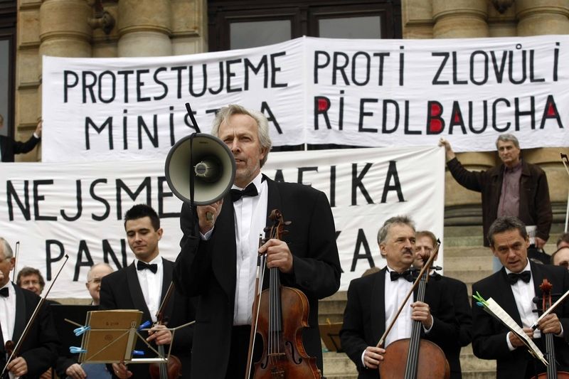 Česká filharmonie protestovala pod širým nebem poklidným happeningem proti odvolání Darjanina z funkce uměleckého ředitele.