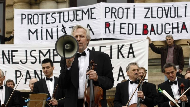 Česká filharmonie protestovala proti odvolání Darjanina z funkce uměleckého ředitele.