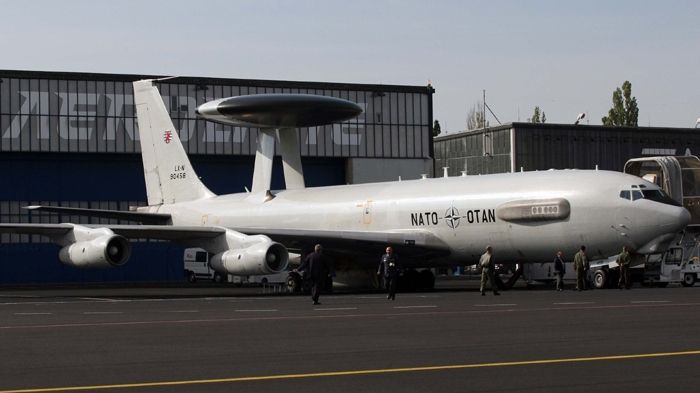 Letoun AWACS na pražském ruzyňském letišti.