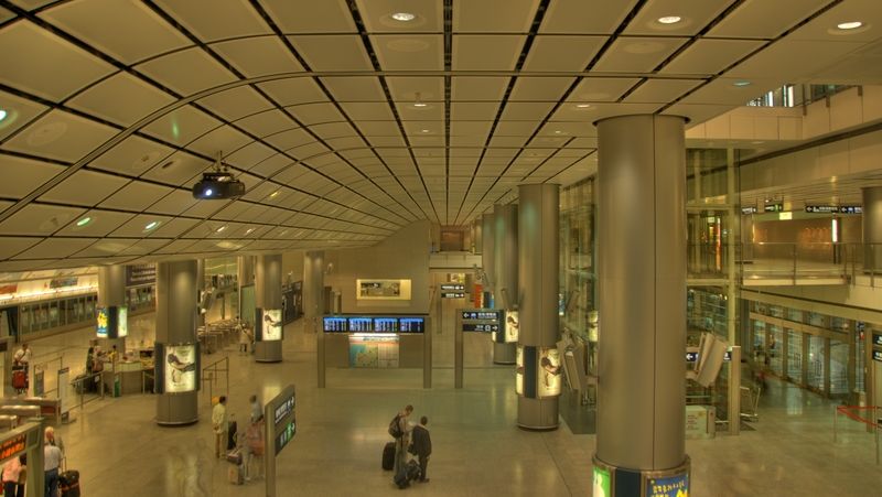 Na mnoha místech má prapodivně zvlněnou střechu, ale cestující hongkongské letiště milují a houfně pro něj hlasují v anketách popularity.