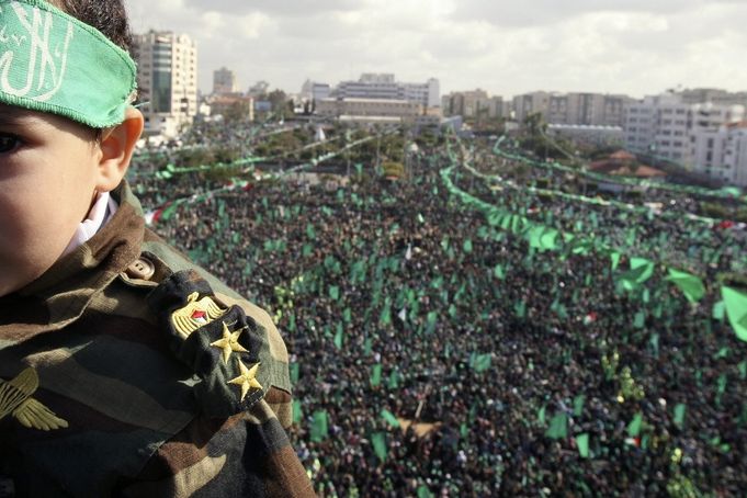 Palestinský chlapec na manifestaci k 21. výročí založení hnutí Hamás