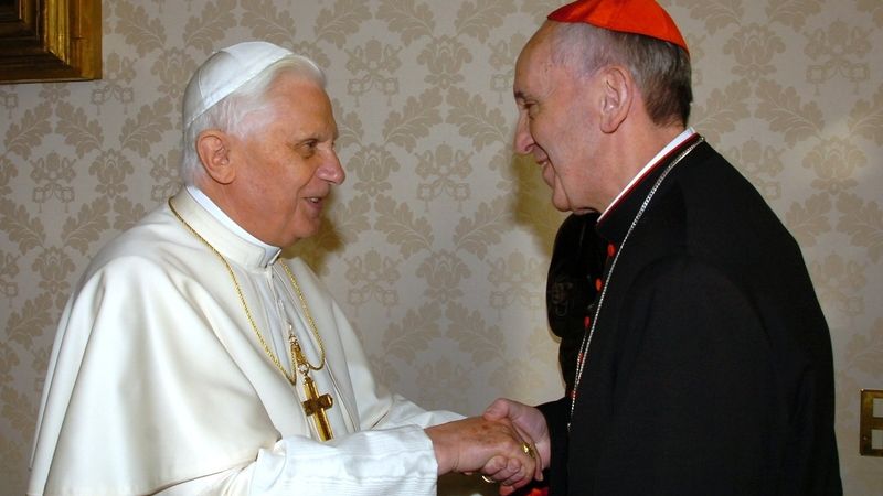 Bývalý papež Benedikt XVI. se svým nástupcem, tehdy ještě kardinálem Jorgem Mariem Bergogliem. Snímek je z roku 2007.


