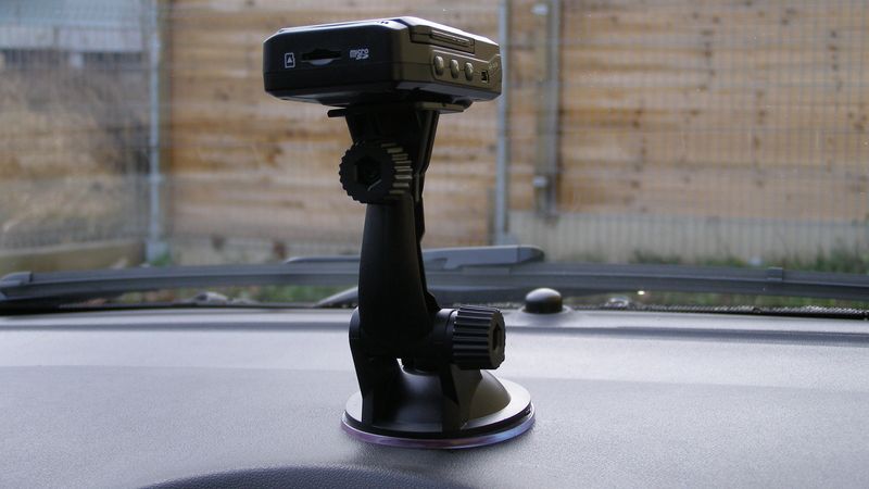Helmer Carcam HD CAR DVR: kamera se v praxi instaluje na čelní sklo.