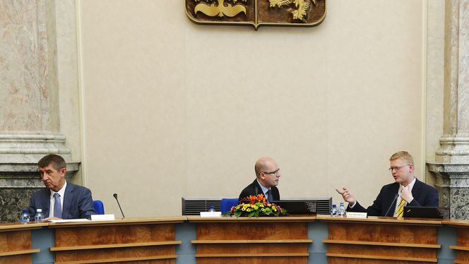 Předsedové koaličních stran na zasedání vlády. Zleva Andrej Babiš (ANO), Bohuslav Sobotka (ČSSD) a Pavel Bělobrádek (KDÚ-ČSL).
