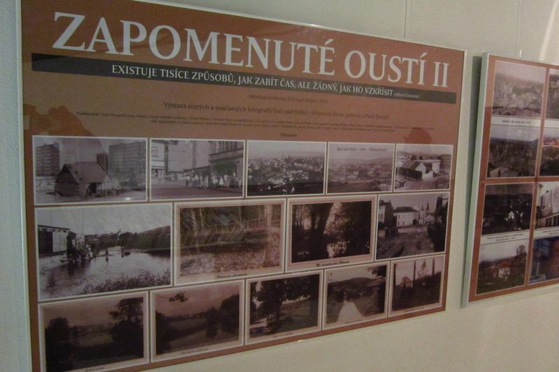 Instalovaná výstava starých a současných fotografií ve foyeru Městské knihovny.