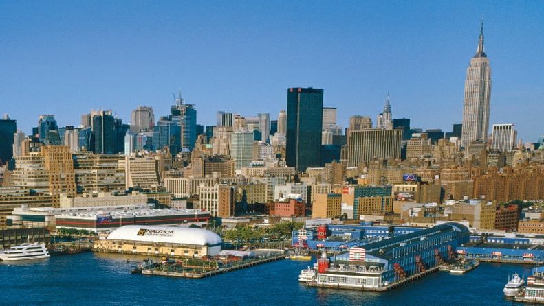 Manhattan - místo, které se tyčí za sochou. Jde až o třetí nejlidnatější z pěti hlavních čtvrtí New Yorku, přesto ho obývá skoro 1,5 milionu lidí.